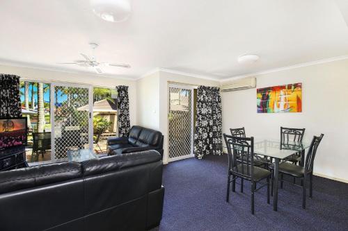 
A seating area at Resort Style - The Oasis Resort Villa 7, 2 Landsborough Pde
