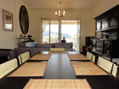 uma sala de estar com uma mesa e um sofá em Freddy Holiday House em Predore