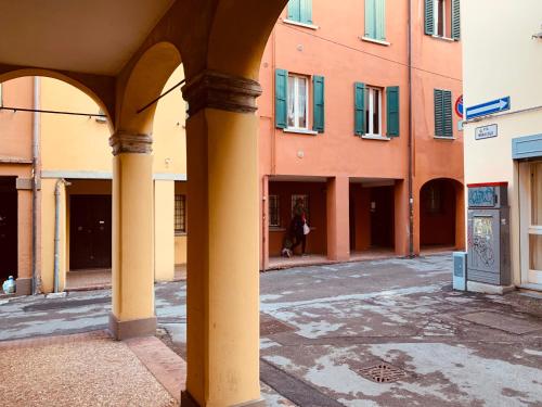 una strada vuota con colonne in un edificio di whouse suite apartment mirasole a Bologna