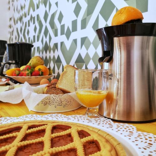 een tafel met een koffiezetapparaat en een bord eten bij Casa Lilla in Monreale