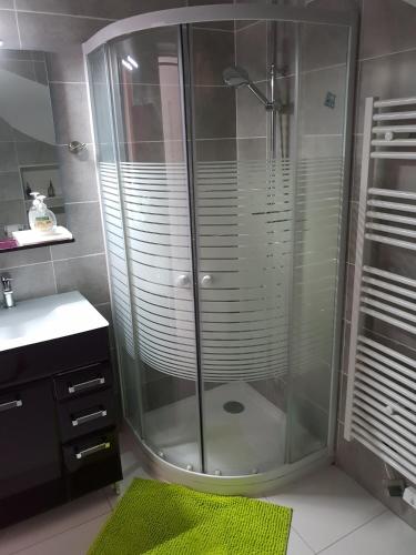 une douche avec une porte vitrée dans une salle de bain dans l'établissement Casa di a Murza, à Calvi