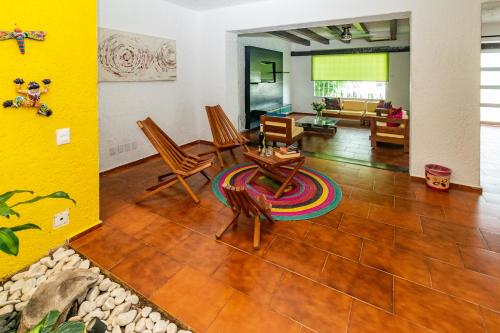 a living room with chairs and a table at Grandiosa casa céntrica a minutos de la playa in Cancún