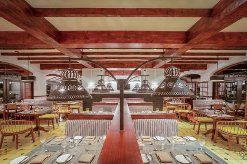 Ein Restaurant oder anderes Speiselokal in der Unterkunft Los Sueños Marriott Ocean & Golf Resort 
