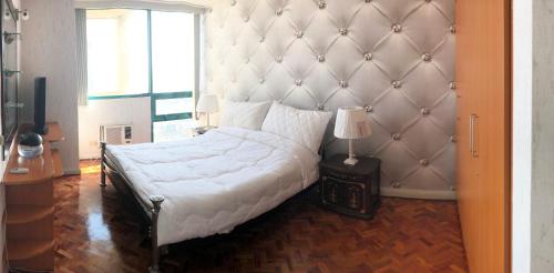 Un pat sau paturi într-o cameră la 67 sqm. Condo Unit in Robinson Place Residences