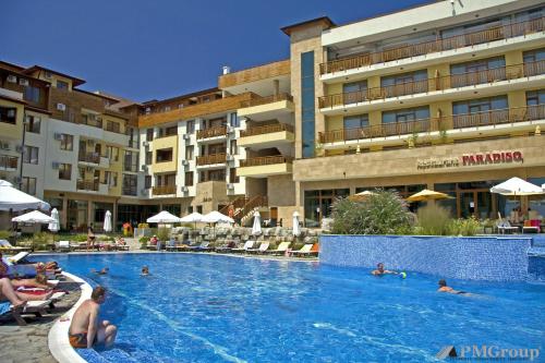 una piscina frente a un hotel en Garden of Eden PMG Apartments, en Sveti Vlas