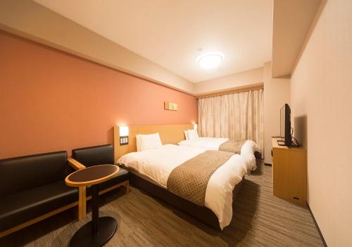 เตียงในห้องที่ Dormy Inn Premium Tokyo Kodenmacho
