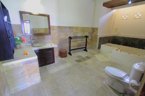 Ένα μπάνιο στο Ocean Beachfront Villa Dini