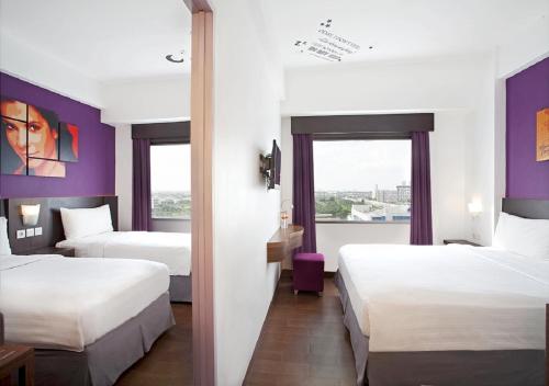 Postel nebo postele na pokoji v ubytování Fame Hotel Gading Serpong