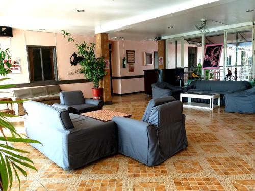 ein großes Wohnzimmer mit Sofas und einem Tisch in der Unterkunft Sola Eleganza Apartelle in Manila