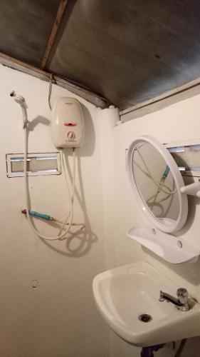a bathroom with a sink and a mirror on the wall at Comon Bungalow HaadChaoPhao in Haad Chao Phao