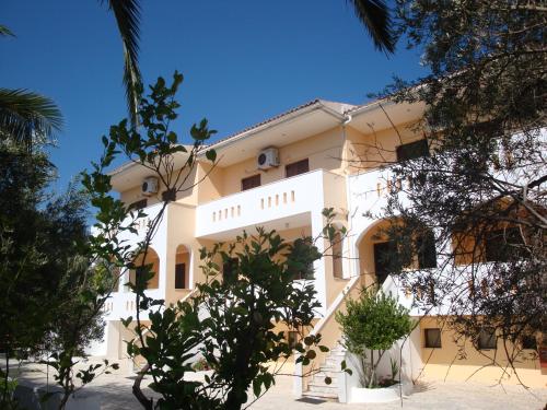 Το κτήριο όπου στεγάζεται  το ξενοδοχείο διαμερισμάτων
