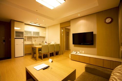 ein Wohnzimmer mit einer Küche und einem Esszimmer in der Unterkunft STX Resort in Mungyeong