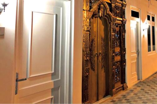 een deur naar een kamer met een muur met bij The LaWang Yogya Guesthouse in Yogyakarta