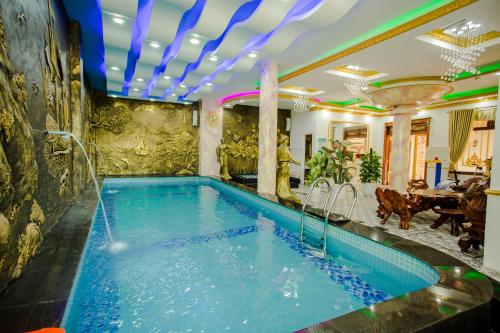 - une piscine dans un salon avec un plafond dans l'établissement King Hotel Quang Ngai, à Quảng Ngãi