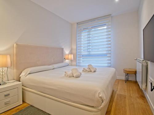 - une chambre avec un lit blanc et 2 oreillers dans l'établissement Buenos Aires Beach & Downton by DLA, à Saint-Sébastien