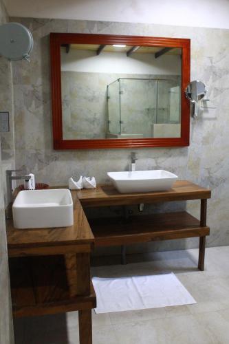 a bathroom with a sink and a mirror at Cogent Holiday Home in Gelioya