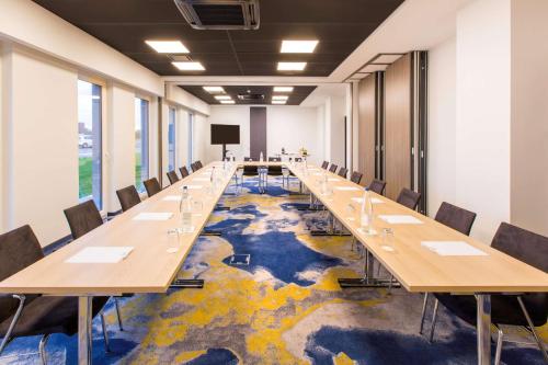a long conference room with long tables and chairs at Best Western Plus Hotel & Restaurant Les Humanistes Colmar Nord in Sélestat
