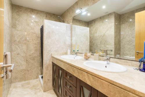 Keywise Perfect location next to María Zambrano STATION, central , beach ,pool and free Parking