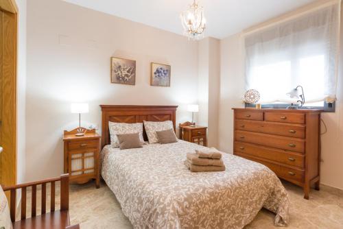 Posteľ alebo postele v izbe v ubytovaní Keywise Perfect location next to María Zambrano STATION, central , beach ,pool and free Parking