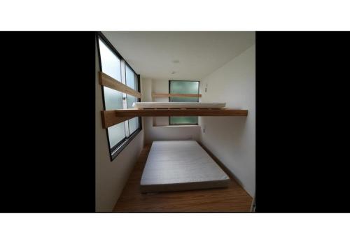 um pequeno quarto com uma prateleira e um lavatório em Nagoya Hostel The Three Smiles / Vacation STAY 13457 em Nagoia