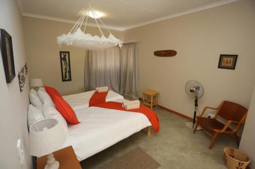 Ένα ή περισσότερα κρεβάτια σε δωμάτιο στο Orange House Self Catering