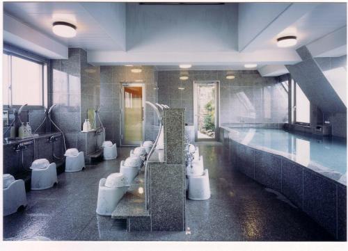 Bilik mandi di Hotel Sambancho