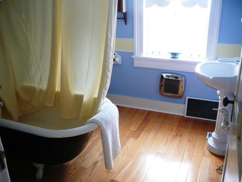 Stayner的住宿－加不勒斯住宿加早餐酒店，浴室配有淋浴帘和盥洗盆。