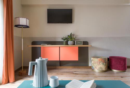 a living room with a table with a tv on it at Condominio Monti Boutique Hotel in Rome