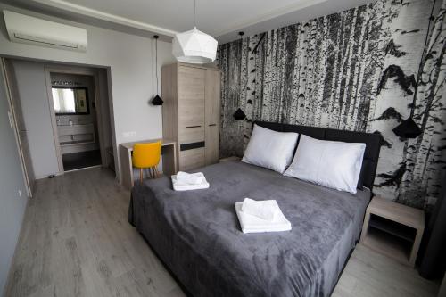 バラトンギュルクにあるVilla Mangóのベッドルーム1室(ベッド1台、タオル2枚付)