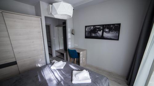 バラトンギュルクにあるVilla Mango 2のベッド、鏡、椅子が備わる客室です。