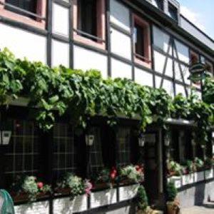 a building with plants on the side of it at Weingasthaus zum Fährhof in Winningen