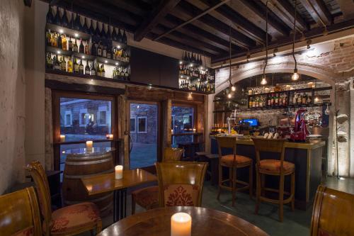 a bar in a restaurant with tables and chairs at Palazzo San Lorenzo in Venice
