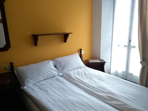 Una cama o camas en una habitación de albergo ristorante coppa