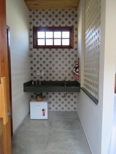 um quarto com uma janela e uma prateleira na parede em Lagoa Seca Hotel Rural em São Lourenço