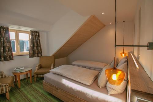 ein Schlafzimmer mit einem Bett in einem Zimmer in der Unterkunft Landhaus Mohr in Immenstadt im Allgäu