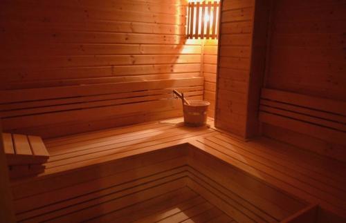 a sauna with a bucket in the middle of the room at B&B Sant Bernard in Staré Hory