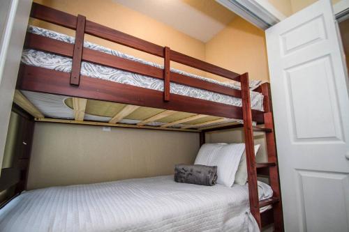 Tempat tidur dalam kamar di Hackberry St #B Renovated 2BR Near Downtown SA