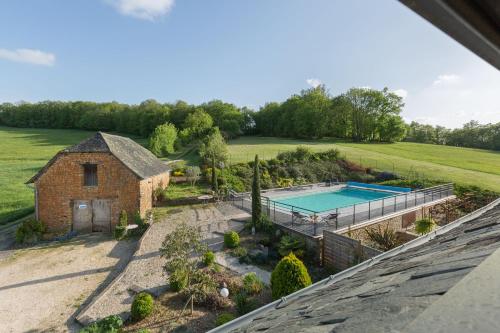une vue aérienne d'une maison avec piscine dans l'établissement Maison d'Hôtes La Maison de Léopold, à Terrasson