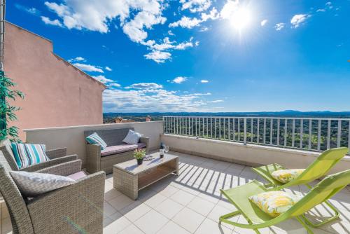 a patio with chairs and a table on a balcony at Biali in Búger