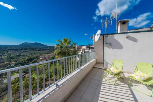 a balcony with chairs and a view of the mountains at Biali in Búger