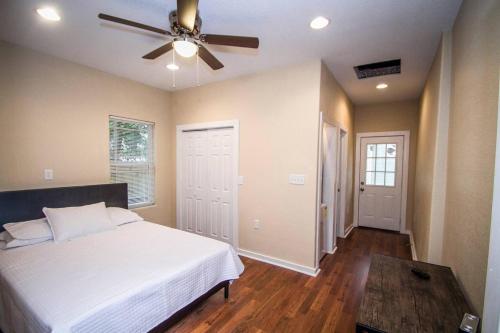 Gallery image of Hackberry St #A Renovated 2BR/2BA Near Downtown in San Antonio