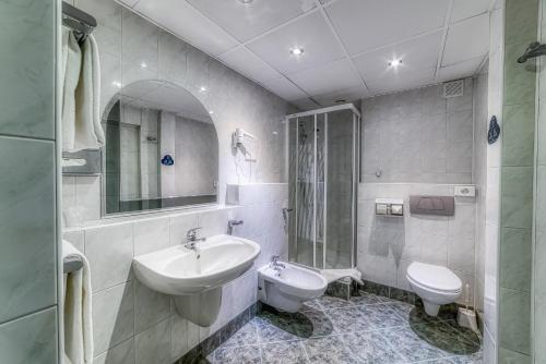 a bathroom with a sink, toilet and bathtub at ibis Styles Bielsko Biala in Bielsko-Biała