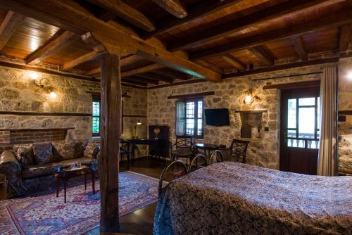Televízia a/alebo spoločenská miestnosť v ubytovaní Boutique Hotel Kokkino Spiti