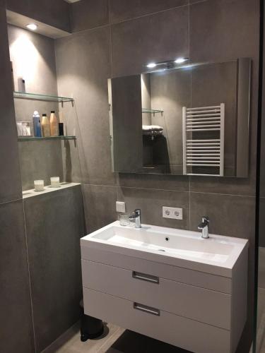 Bilik mandi di Cadzand Dream Beach, Pool and Wellness Apartment