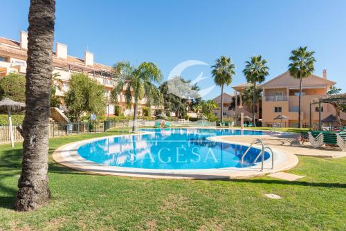 eine Villa mit Swimmingpool in einem Resort in der Unterkunft Jardines de Santa Maria Golf in Marbella