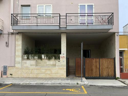 budynek z balkonem na górze w obiekcie Monterussi Bed and Breakfast w mieście Cavallino