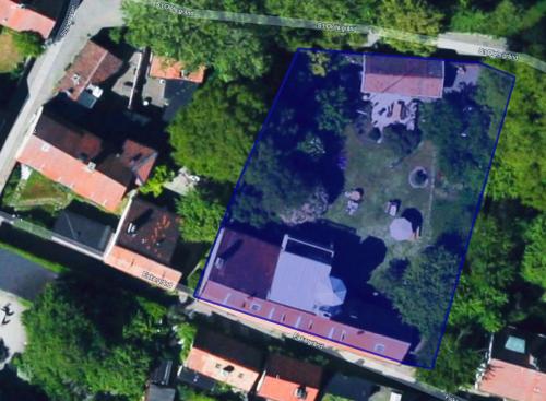 vue aérienne d'une cour avec des maisons et des arbres dans l'établissement Fiskargränd 5, à Visby