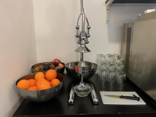 a kitchen counter with two bowls of oranges and a juicer at Villa Liliana in Cervia