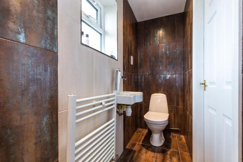 ein Bad mit einem WC und einem Waschbecken in der Unterkunft Higherlands in Kingsley