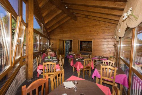 een restaurant met tafels en stoelen in een kamer bij Casa Costa in Laspaúles